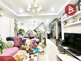 For sale 8 ベッドルーム townhouse in Khlong Toei, Bangkok