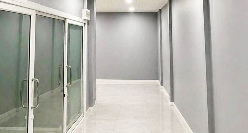 For sale 8 bedrooms townhouse in Khlong Toei, Bangkok
