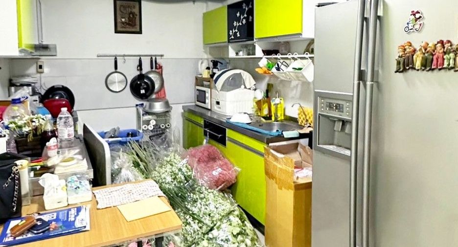 For sale 8 bedrooms townhouse in Khlong Toei, Bangkok