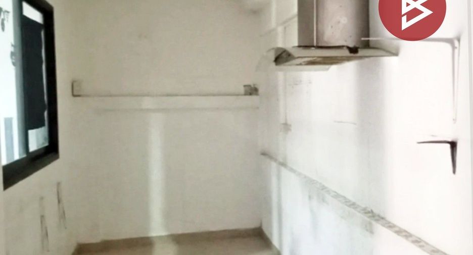 À vendre 3 chambres maison de ville à Mueang Chon Buri, Chonburi