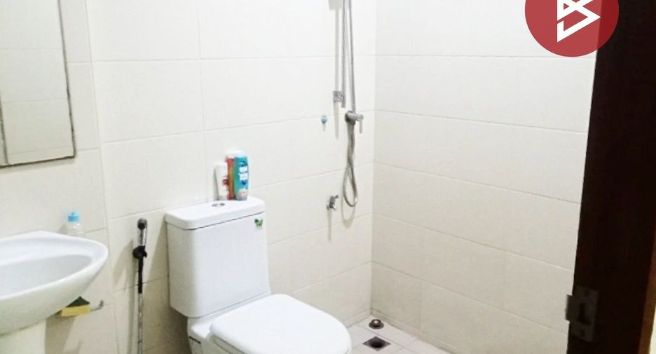 À vendre 3 chambres maison de ville à Mueang Chon Buri, Chonburi