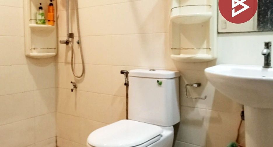 À vendre 3 chambres maison de ville à Mueang Chon Buri, Chonburi
