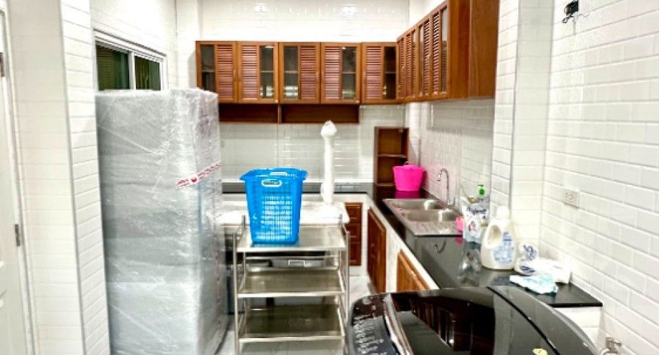 For sale 4 bedrooms townhouse in Bang Phli, Samut Prakan