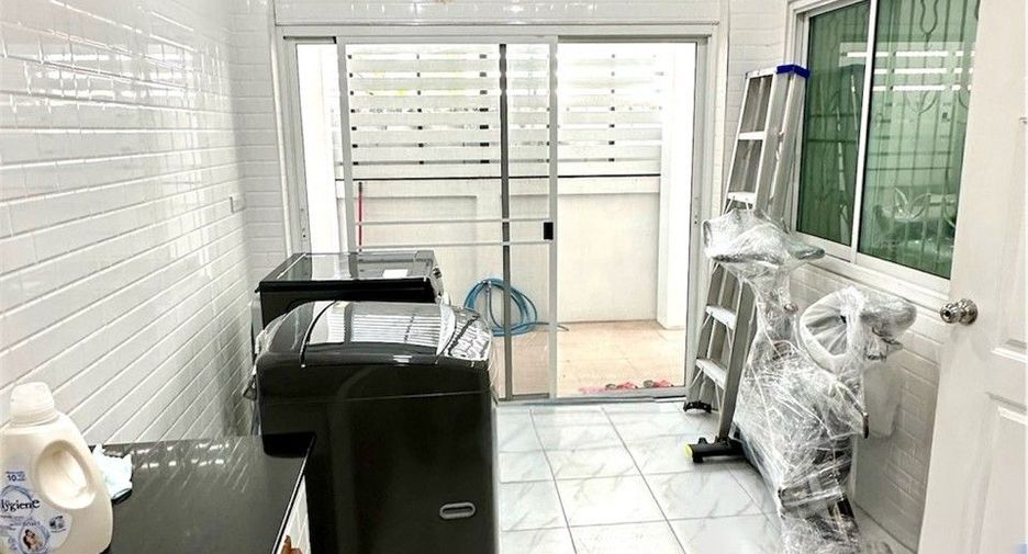 For sale 4 bedrooms townhouse in Bang Phli, Samut Prakan