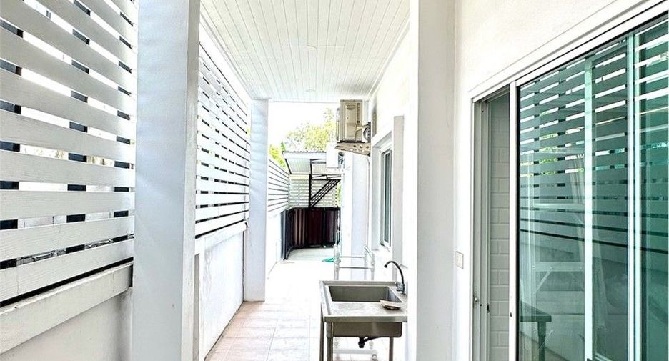 For sale 4 bedrooms townhouse in Bang Phli, Samut Prakan