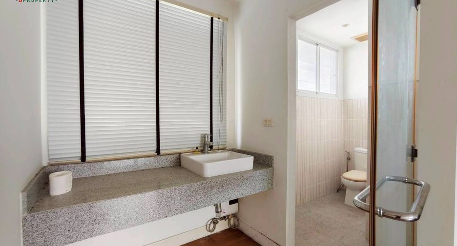 For sale 4 bedrooms house in Saphan Sung, Bangkok