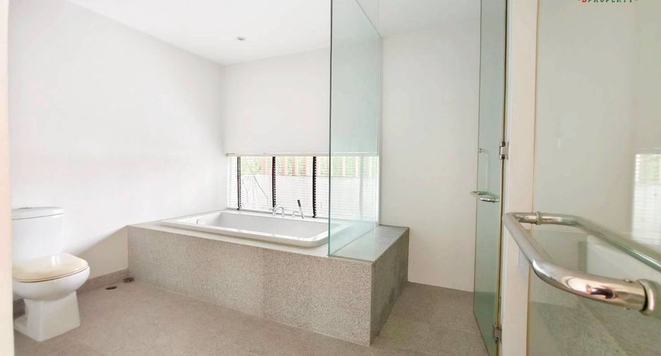 For sale 4 bedrooms house in Saphan Sung, Bangkok