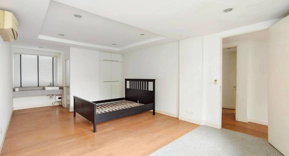 For sale 4 bedrooms house in Saphan Sung, Bangkok