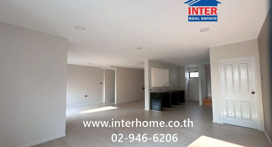 For sale 4 bedrooms townhouse in Bang Khen, Bangkok