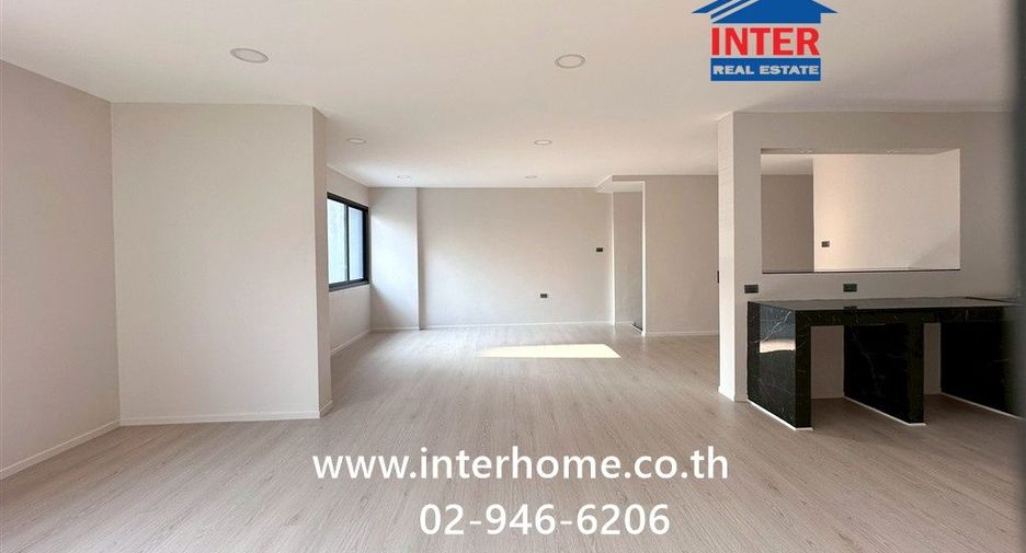 For sale 4 bedrooms townhouse in Bang Khen, Bangkok