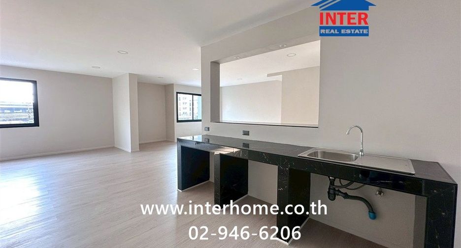 For sale 4 bedrooms townhouse in Bang Khen, Bangkok