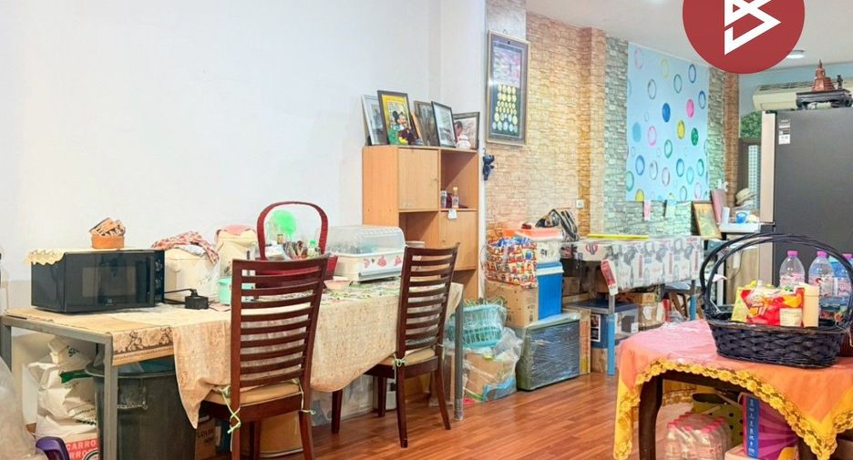 For sale 6 ベッドルーム townhouse in Saphan Sung, Bangkok