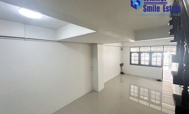 À vendre 2 chambres maison de ville à Bang Na, Bangkok