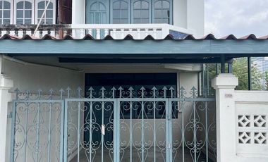 À vendre 2 chambres maison de ville à Bang Na, Bangkok