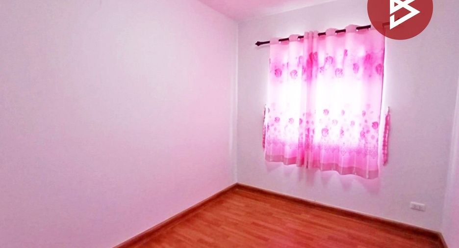 Casa adosada en venta de 3 habitaciones en Phan Thong, Chonburi