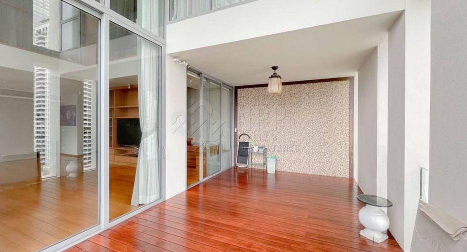 For sale 3 ベッドルーム condo in Sathon, Bangkok