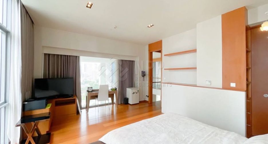 For sale 3 ベッドルーム condo in Sathon, Bangkok
