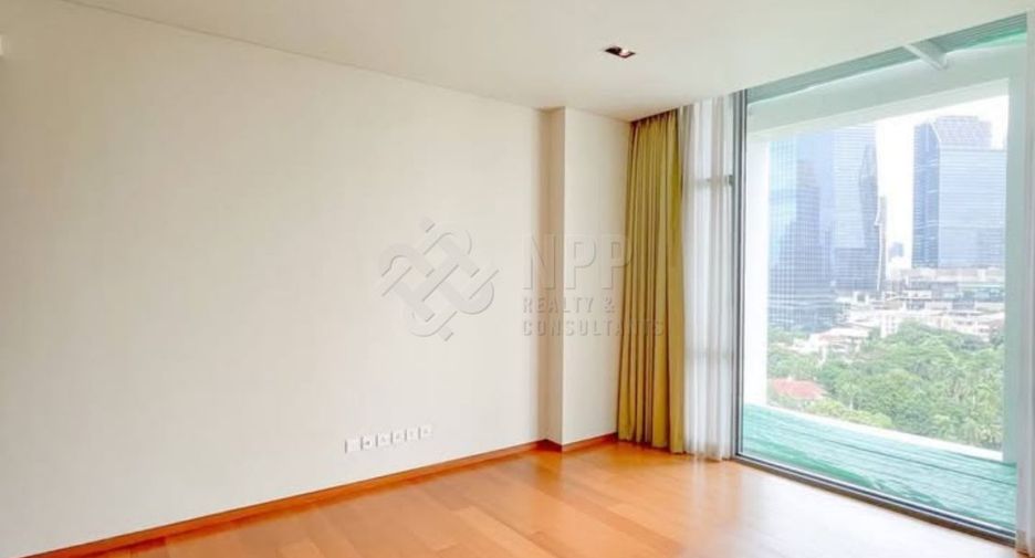 For sale 3 ベッドルーム condo in Sathon, Bangkok