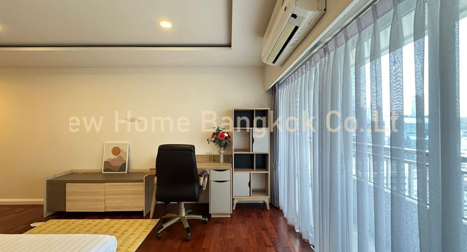 For rent 3 bedrooms condo in Sathon, Bangkok