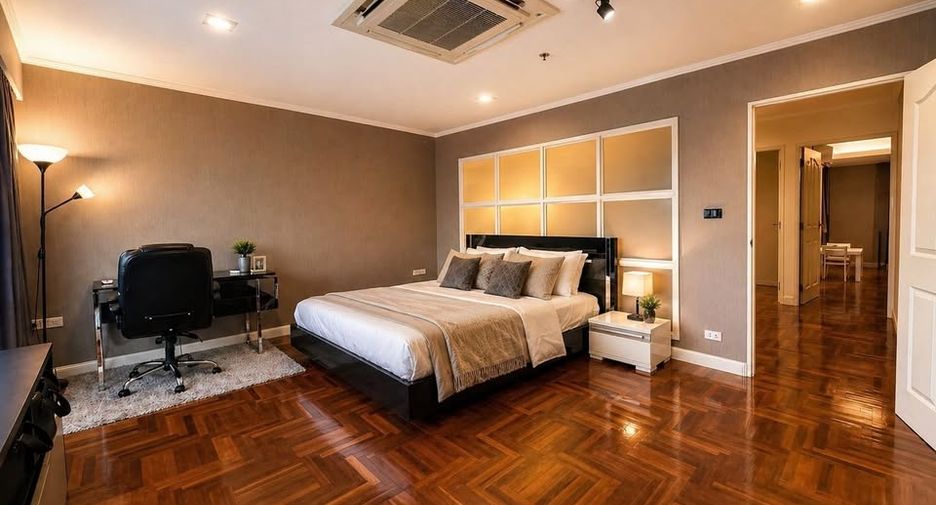 For sale 3 bedrooms condo in Watthana, Bangkok
