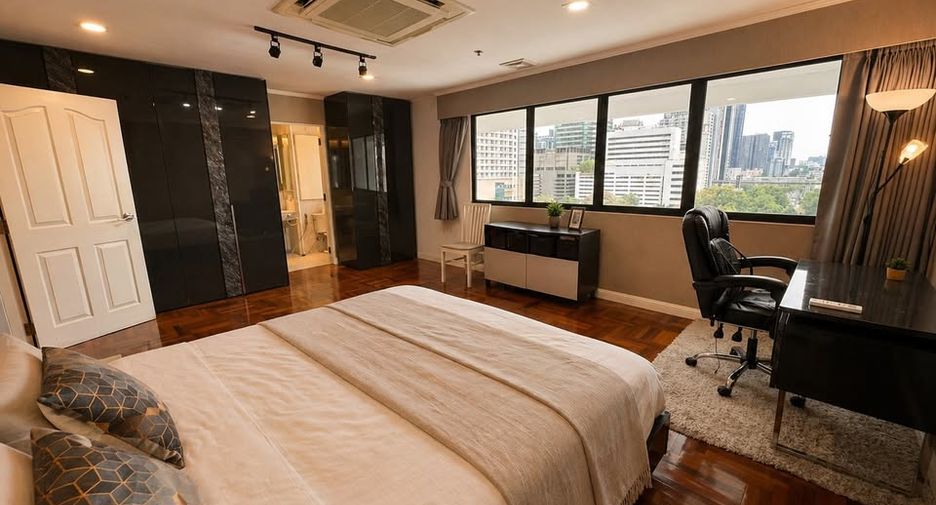 For sale 3 bedrooms condo in Watthana, Bangkok