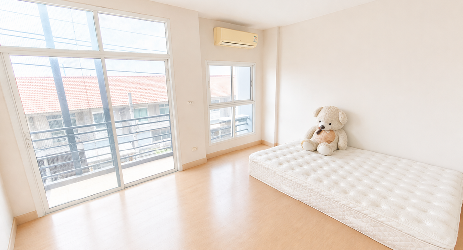 For sale 3 bedrooms townhouse in Min Buri, Bangkok