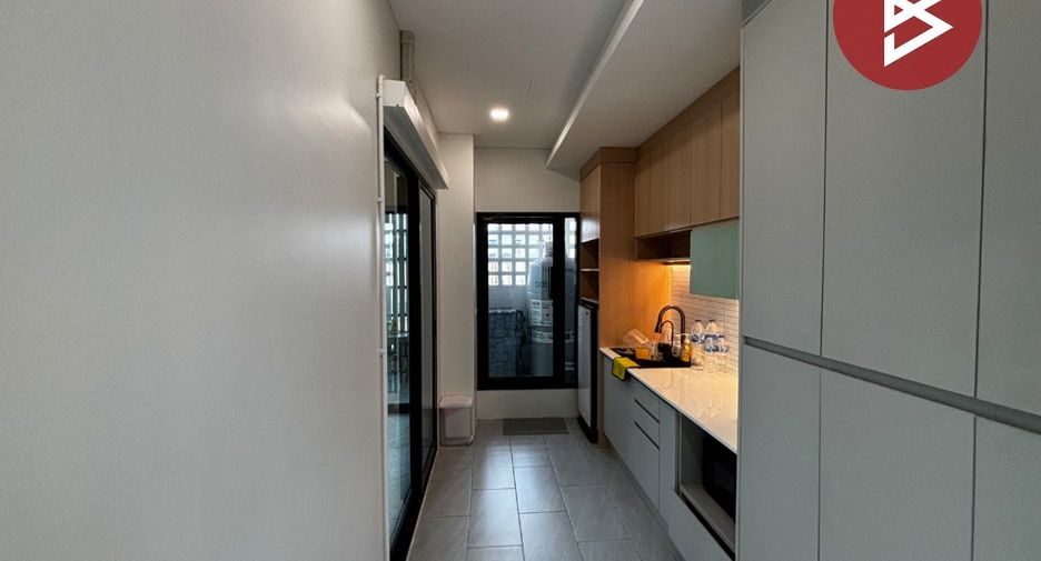 For sale 4 bedrooms townhouse in Lat Krabang, Bangkok