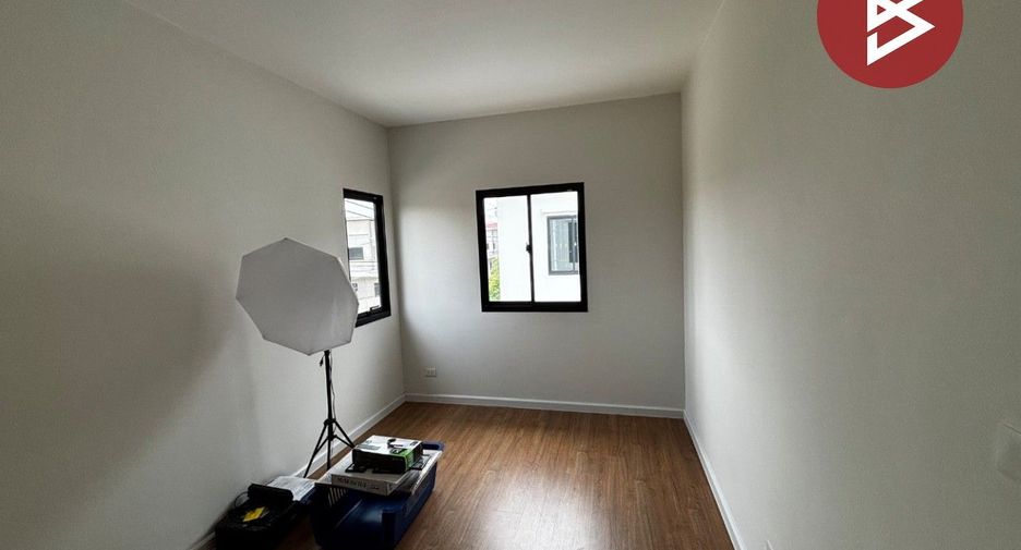 For sale 4 bedrooms townhouse in Lat Krabang, Bangkok