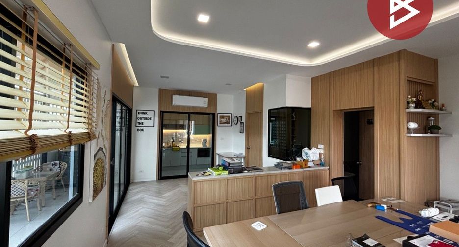For sale 4 bedrooms townhouse in Lat Krabang, Bangkok
