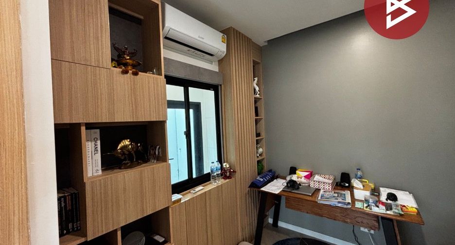 For sale 4 bedrooms townhouse in Lat Krabang, Bangkok