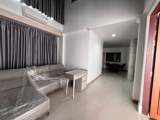 For rent 4 bedrooms house in Huai Khwang, Bangkok