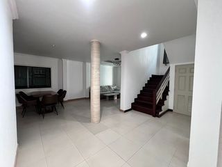 For rent 4 bedrooms house in Huai Khwang, Bangkok