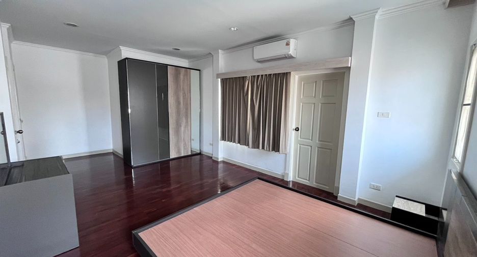 For rent 4 bedrooms house in Huai Khwang, Bangkok