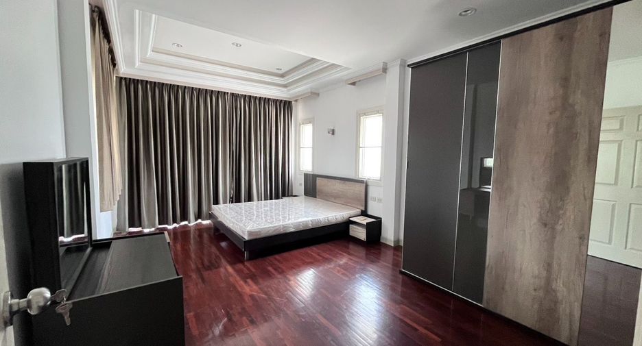 For rent 4 bedrooms house in Huai Khwang, Bangkok
