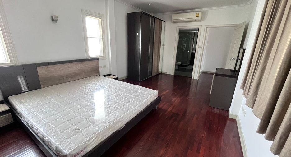 For rent 4 bedrooms house in Huai Khwang, Bangkok