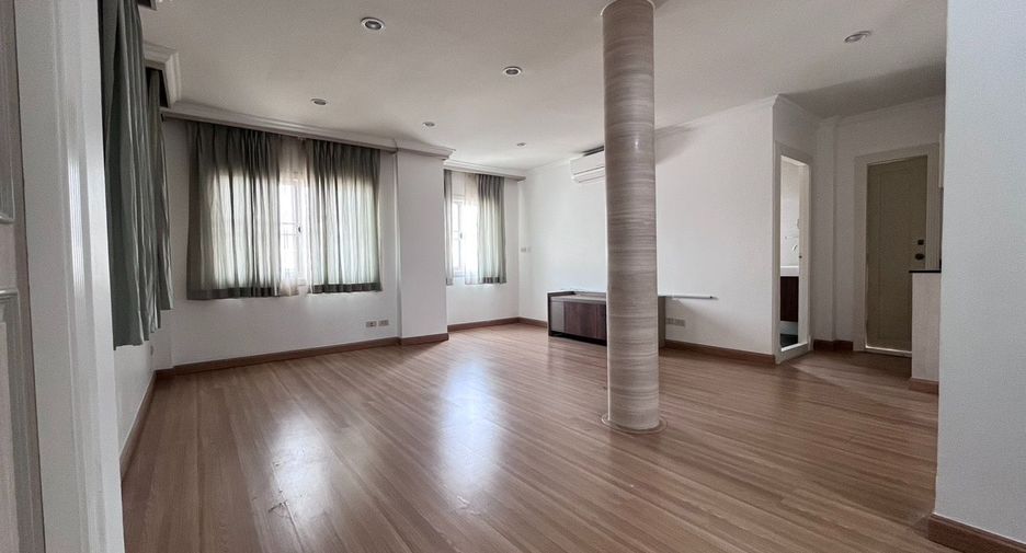 For rent 4 bedrooms house in Huai Khwang, Bangkok