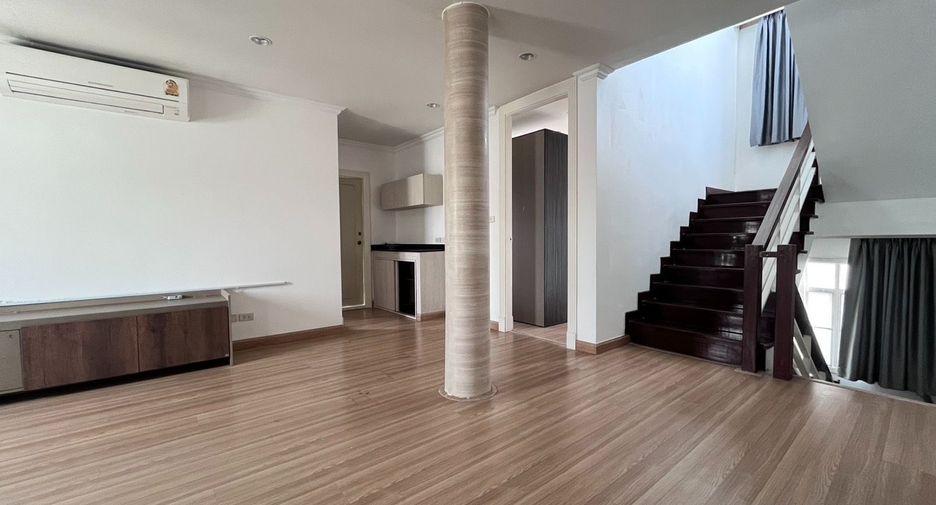 For rent 4 bedrooms house in Huai Khwang, Bangkok