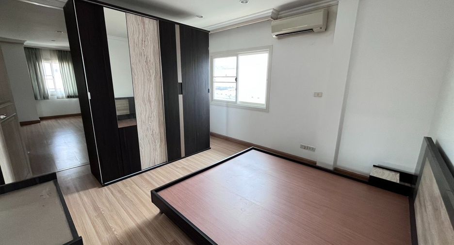 For rent 4 bedrooms house in Huai Khwang, Bangkok
