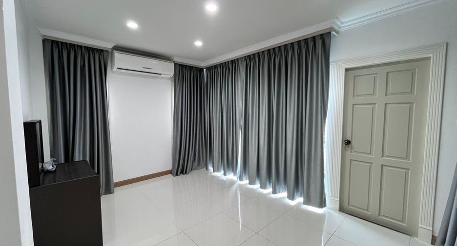 For rent 4 bedrooms house in Huai Khwang, Bangkok
