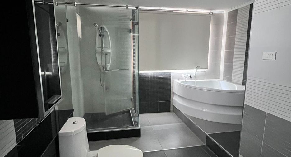 For rent 4 bedrooms house in Huai Khwang, Bangkok