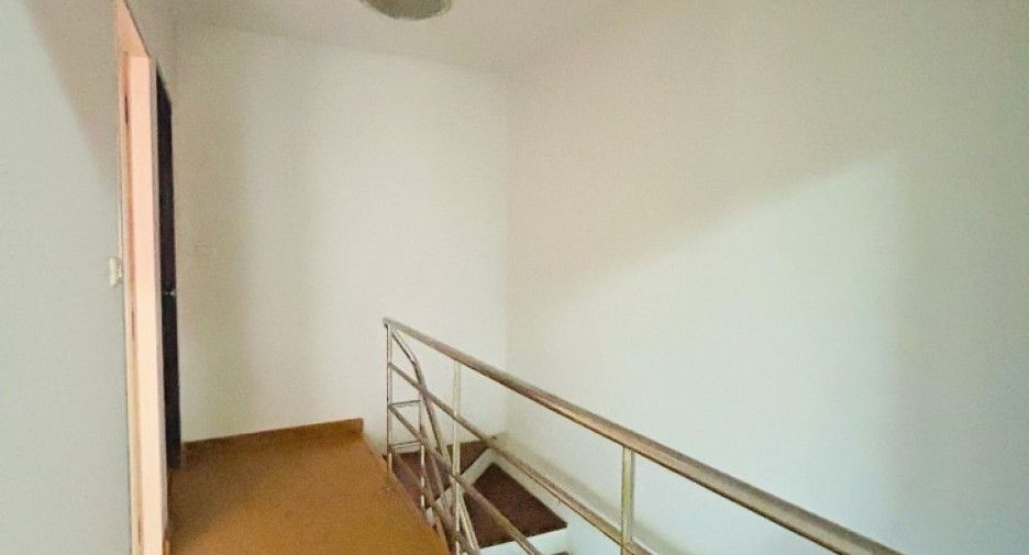 À vendre 2 chambres maison de ville à Phra Pradaeng, Samut Prakan