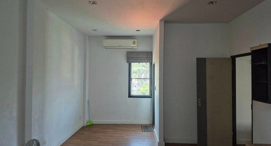 Casa en alquiler de 3 habitaciones en Chatuchak, Bangkok