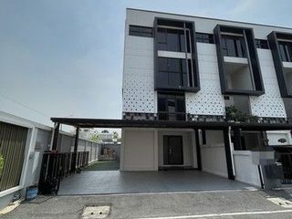 For rent 3 bedrooms house in Khan Na Yao, Bangkok