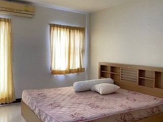 Casa adosada en alquiler de 3 habitaciones en Suan Luang, Bangkok