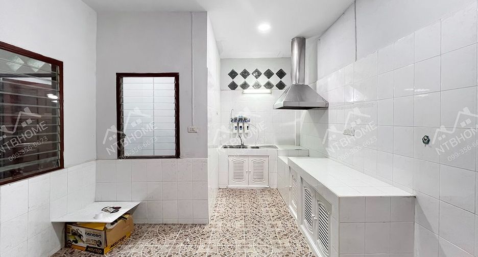 For sale 2 bedrooms townhouse in Thawi Watthana, Bangkok