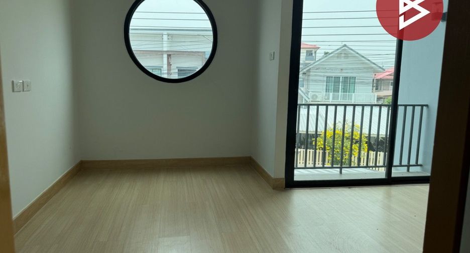 For sale 4 bedrooms townhouse in Bang Pakong, Chachoengsao