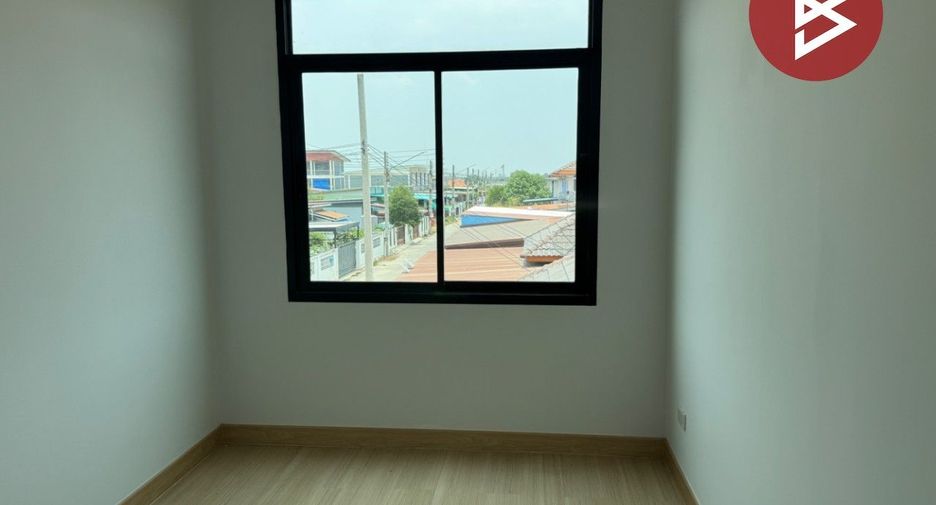 For sale 4 bedrooms townhouse in Bang Pakong, Chachoengsao