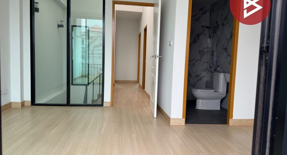 For sale 4 bedrooms townhouse in Bang Pakong, Chachoengsao
