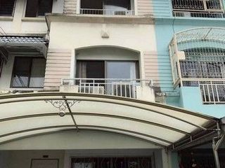 Casa adosada en alquiler de 3 habitaciones en Suan Luang, Bangkok