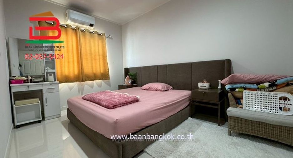 Casa adosada en alquiler y en venta de 4 habitaciones en Mueang Samut Sakhon, Samut Sakhon